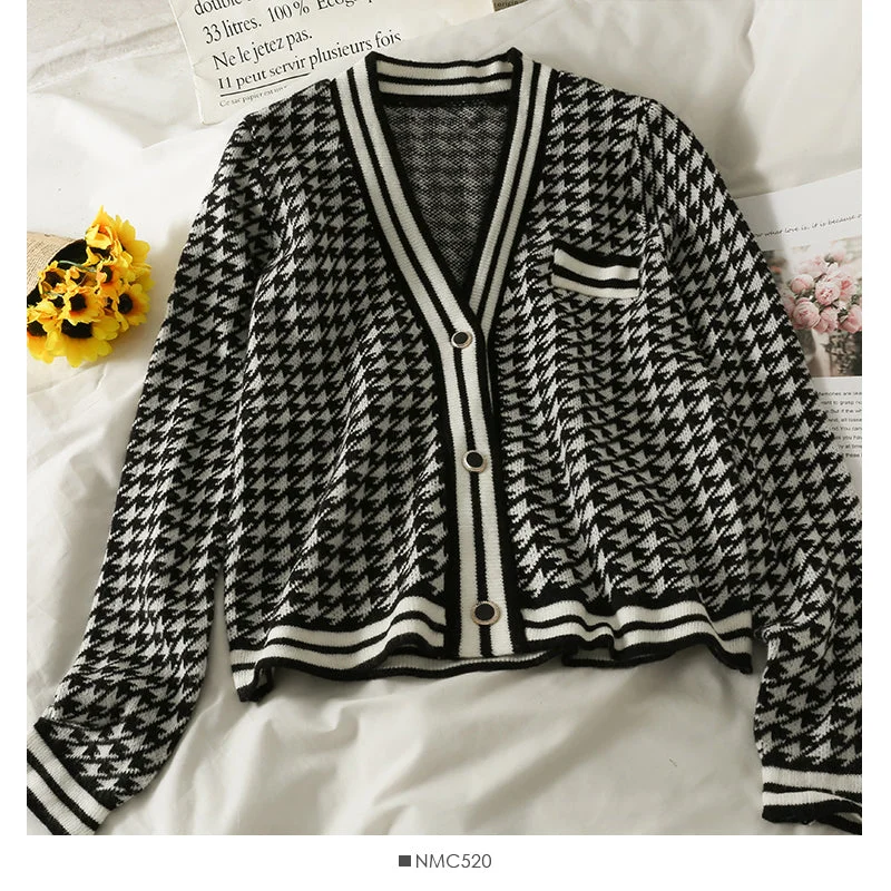 Limited Supply New Vintage thousand bird check low neck loose and thin sweater  1874